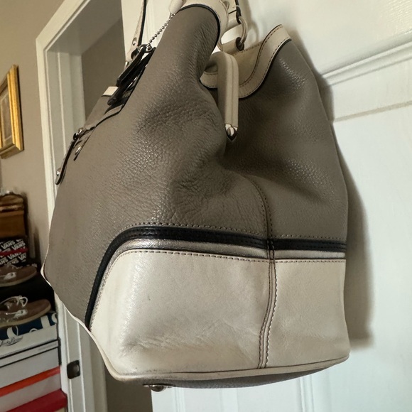 Coach F1032 gray white pebble leather shoulder bag preowned like new - Picture 4 of 7